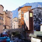 Una perspectiva llunyana del mural situat a una de les parets de l'Arxiu Històric a Escaldes