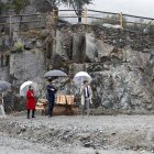Els cònsols d'Andorra la Vella amb els síndics generals visitant les obres de Casa de la Vall.