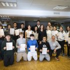 Els 18 joves que han completat la formació amb la cònsol menor d'Andorra la Vella, Olalla Losada.

Foto: Comú d'Andorra la Vella/Tony Lara