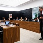 El conseller Pérez arribant a la sessió de comú d'Escaldes aquesta tarda.