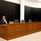 El conseller David Pérez, ara al grup mixt, sol a la sala plens del comú d’Escaldes-Engordany abans de la sessió del consell.