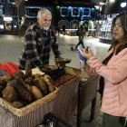 Una dona tasta una castanya.