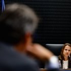 La cònsol major d'Escaldes-Engordany, Rosa Gili, en la sessió de comú dirigint-se al conseller David Pérez.