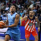 Aaron Ganal anotant els primers punts com a jugador del primer equip del Morabanc