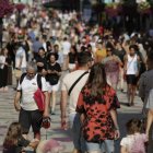 Turistes a l’avinguda Meritxell d’Andorra la Vella.