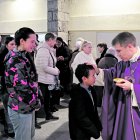 El Copríncep episcopal amb els fidels després de la pregària a la capella de l’hospital.