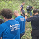 Tècnics instal·lant els sensors.