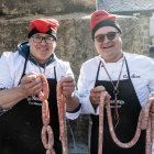Dos cuiners amb botifarres