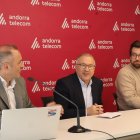 El director general d’Andorra Telecom, Jordi Nadal, el conseller menor i conseller de Cultura i Promoció Econòmica del comú d'Escaldes-Engordany, Valentí Closa, i el professor de la Universitat d'Andorra, Jan Sau, a la roda de premsa.