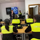 El cònsol menor de la Massana i president de la Comissió de Formació de l’òrgan interparroquial, Roger Fitè, durant una classe del curs amb els agents de circulació.