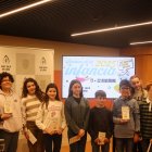 La consellera de Social del comú de Sant Julià de Lòria, Eva Ramos, la tècnica d'Infància i Joventut del comú, Lídia Rebés, i els integrants del Consell d'Infants de la parròquia.