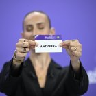 L’exfutbolista espanyola Virginia Torrecilla va fer de mà innocent.