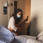 Noia amb guitarra a l'hospital