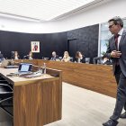 Pérez dirigint-se cap a la cadira en la sessió de comú de dijous passat.