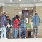 Gent fent cua al servei d’Immigració.