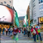 Moltes persones a l'avinguda Meritxell d'Andorra la Vella