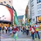 Persones a l’avinguda Meritxell.