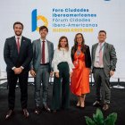 El cònsul major d'Andorra la Vella,Sergi González, amb diversos membres de l'Assemblea