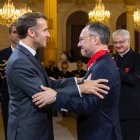 Macron lliura a Espot la insígnia en el grau de comanador de la Legió d’Honor.