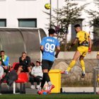 Cristian García, amb el cap, rebutja la pilota.