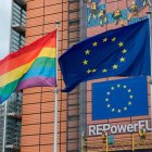 La bandera LGTBI al costat de la d’Europa.