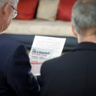 Dues persones miren el programa de la Fira d'orientació, durant la presentació d'aquesta