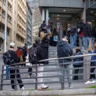 Persones esperant al servei d’Immigració.