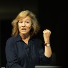 Patrícia Ros durant la xerrada al vestíbul del Consell General.