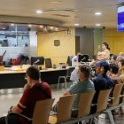 Ciutadans esperant per ser atesos a Tràmits.