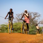 Infants amb les bicicletes de Bicicletes Sense Fronteres al Senegal.