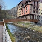 La nova passarel·la al Prat del Riu.