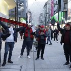 Diversos aficionats del combinat albanés, caminant per l'avinguda Meritxell