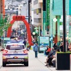 Una patrulla policial fent ronda a l’eix comercial.