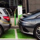 Dos vehicles elèctrics.