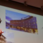 La musicoterapeuta Laia Font durant la presentació del projecte.