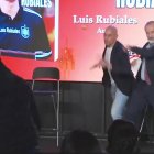 L'expresident de la Federació Espanyola de Futbol, Luis Rubiales, rebent un ouàs a la presentació del seu llibre