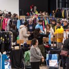 Diverses persones comprant al VideSport avui