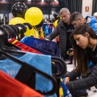 Visitants remenant entre les peces de roba.