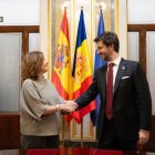 Francina Armengol i Carles Ensenyat en la signatura del memoràndum avui a Madrid.