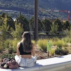 Una persona asseguda en un banc.