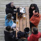 Esquiadors en una terrassa a les pistes.
