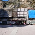 Les obres de la façana del Centre Cultural Lauredià.