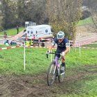 El ciclista Adrià Regada durant la prova.