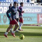 Martín Merquelanz escalfant a El Alcoraz, abans del partit contra l’Osca.