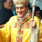 L'arquebisbe italià, Piero Pioppo, saludant els fidels al 2028