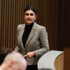 Carine Montaner en una sessió de Consell General