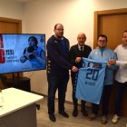 L'entrenador de l'equip de capacitats especials del MoraBanc Andorra, Carlés Segués, amb el cònsol menor, Quim Dolsa, el jugador del MoraBanc Andorra, Gerard Amat i el director del bàsquet formatiu, David Eudal.