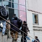 Persones fent cua al servei d'immigració aquest matí