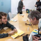 Un dels autors signant el llibre.