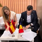Aagesen i Forné signant el conveni a Belém.